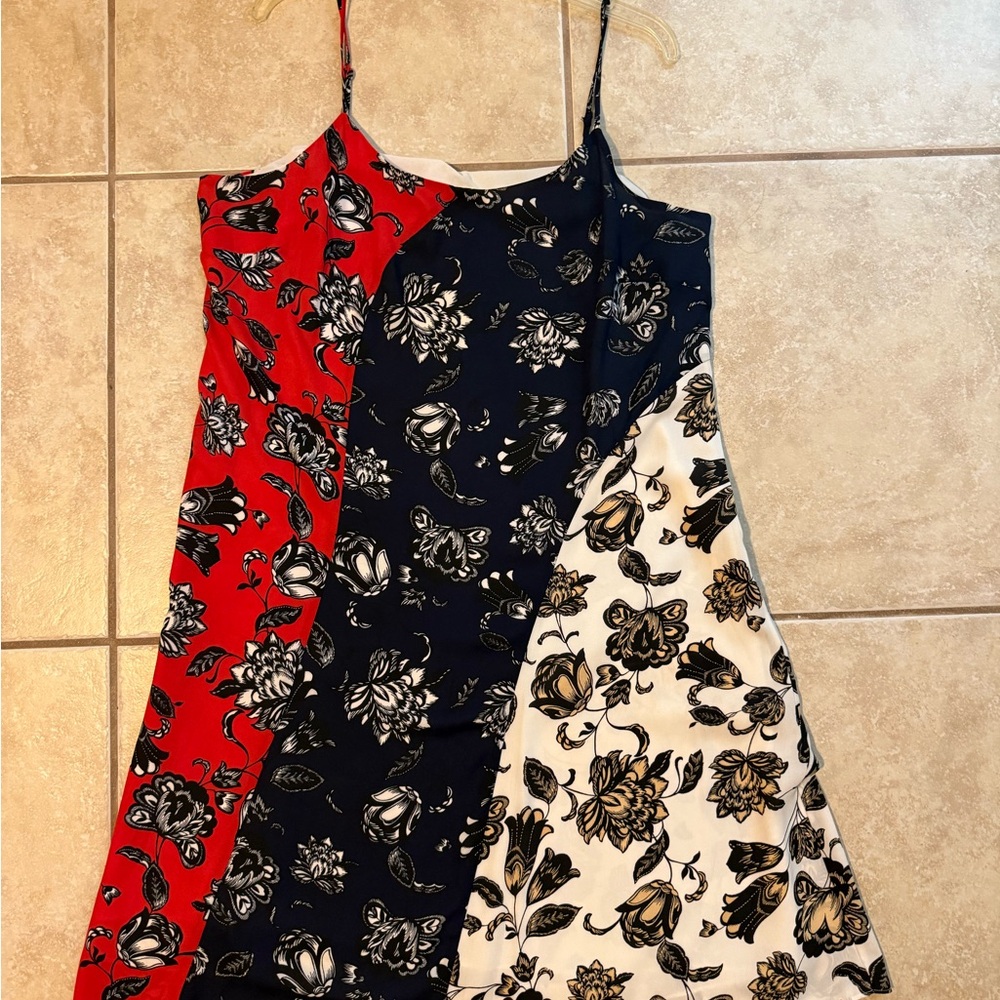 Vince Camuto Elegant Dress with Subtle Hues